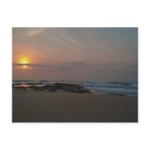 Levantamento do sol sobre uma piscina à beira-mar