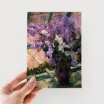 Cartão Postal Lilases em uma janela | Mary Cassatt<br><div class="desc">Lilases em uma Janela (1880) de Mary Cassatt é uma delicada pintura de vida estática que apresenta um vaso cheio de lilases vibrantes colocadas perto de uma janela. O trabalho de arte capta a beleza de flores frescas e a suave filtragem de luz através do vidro, evocando um senso de...</div>
