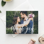 Cartão Postal Linda Foto de Casamento da Caligrafia Moderna Obri<br><div class="desc">O cartão perfeito para obrigado dos seus convidados por fazerem parte do seu dia de casamento. Este obrigado personalizável que você faz no cartão-postal apresenta uma camada branca de caligrafia moderna. Este design também está disponível em outras placas.</div>