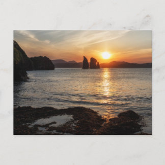 Cartão Postal Linda paisagem marinha: vista de rochas no mar no