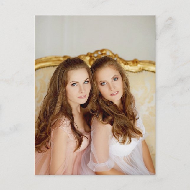 Cartão Postal Lindas gêmeas à noite (Frente)
