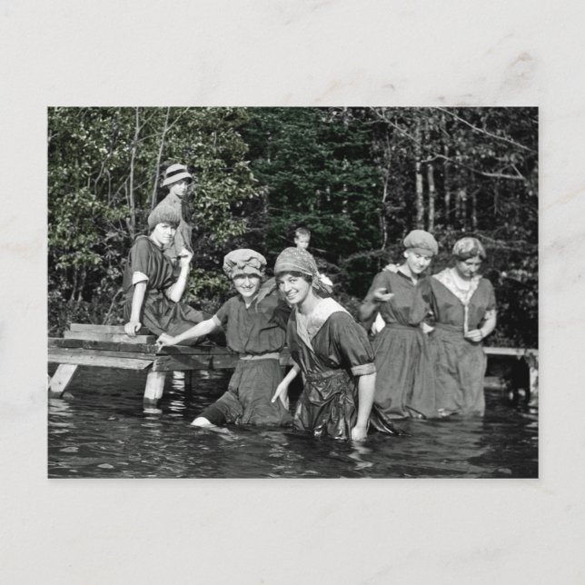 Cartão Postal Lindas Mulheres Colorsplash 1916 Nadando em lago (Frente)