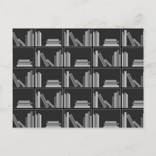 Cartão Postal Livros na Shelf. Cinza, preto e branco.