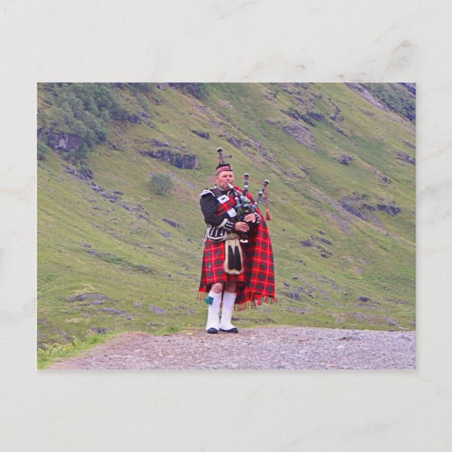 Cartão Postal Lone Scottish bagpiper, Highlands, Escócia (Frente)