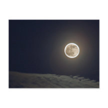 Lua cheia brilhante com nuvens