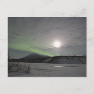 Cartão Postal Lua nasce sobre cortina de aurora boreal verde