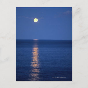 Cartão Postal Lua sobre lago à noite