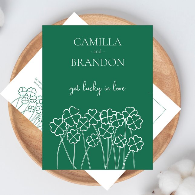 Cartão Postal Lucky Clover Emerald Green Modern Salve A Data (Lucky Clover Emerald Green Modern Save The Date Postcard)