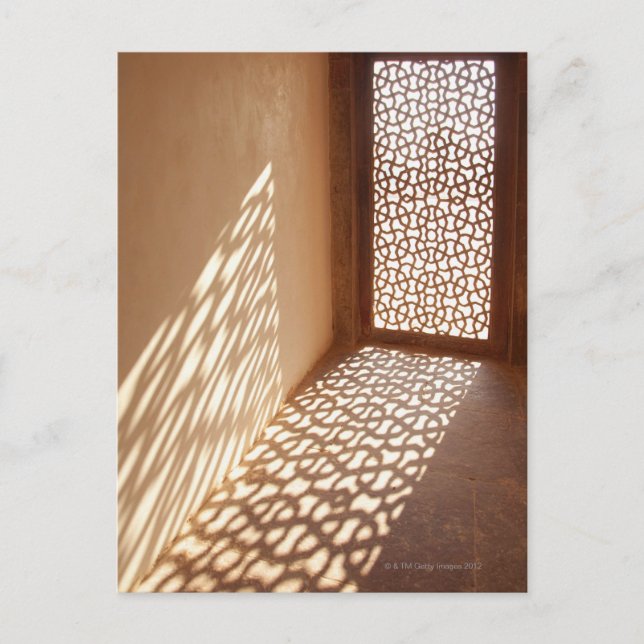 Cartão Postal Luz do sol passando pela janela decorativa (Frente)