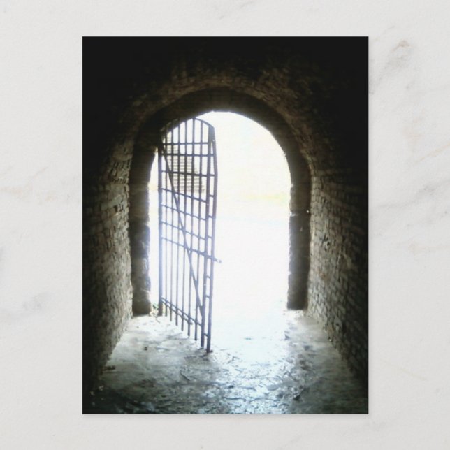 Cartão Postal Luz Na Porta No Fim Do Catástrofe Longo E Escuro (Frente)