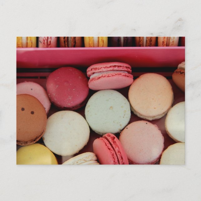 Cartão Postal Macarões de cores diferentes (Frente)