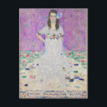 Cartão Postal Mada Primavesi por Gustav Klimt<br><div class="desc">Famoso retrato Mada Primavesi de Gustav Klimt. Esta pintura mostra uma garota de vestido branco com flores em frente a um fundo roxo. Adoráveis cores nesta trabalho de arte.</div>