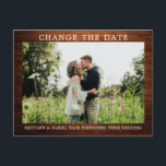 Cartão Postal Madeira Simples Moderna Altera A Foto Da Data<br><div class="desc">Simples Moderno Mudança Da Data Do Casal De Adiamento De Casamento Foto Do Cartão-Postal De Madeira Russo</div>