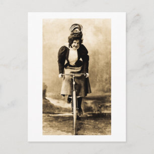 Cartão Postal Madge Lessing em Bike Vintage, 1902