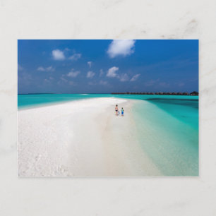 Cartão Postal Mãe e filho na praia tropical