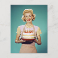 Mãe Retro Segurando um Bolo de Celebração