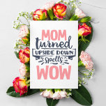 Cartão Postal Mãe Uau dia de as mães fofo cinza rosa tipografia<br><div class="desc">Mostre seu amor e apreço à sua mãe em dia de as mães com este cartão postal divertido com a citação "MOM virou de cabeça para baixo feitiços WOW" em letras rosa e cinza</div>