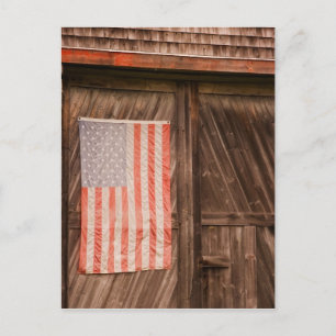Cartão Postal Maine, Bandeira americana desbotada na porta de um
