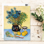 Cartão Postal Majolica Jug com flores selvagens Van Gogh<br><div class="desc">Cartaz de arte fino com a pintura "Ainda Vida Majolica Jug" com flores selvagens (1888),  de Vincent van Gogh (1853-1890). Uma vida de um jarro de pedras com flores e limões azuis.</div>