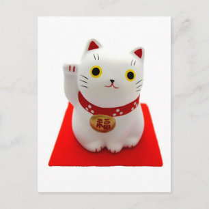 Cartão Postal Maneki branco Neko em um tapete vermelho