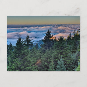 Cartão Postal manhã da temporada do outono em pista azul