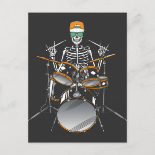 Cartão Postal Mão de esqueleto de Halloween tocando bateria Rock
