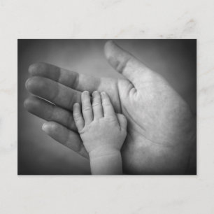 Cartão postal mão do bebé na mão da mãe.