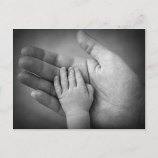 Cartão postal mão do bebé na mão da mãe.