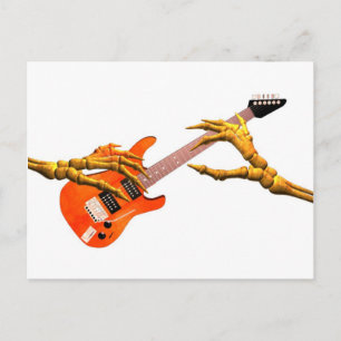 Cartão Postal Mãos de madeira tocam design de presente de guitar