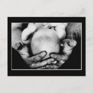 Cartão Postal Mãos Protetoras Seguras do Pai