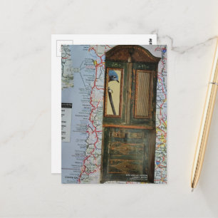 Cartão Postal Mapa com Pássaro em Colagem de Cômoda