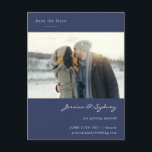 Cartão Postal Marinho Moderno Minimalista Foto Azul Salvar A Dat<br><div class="desc">Anuncie seu dia especial com esta Elegante Photo Save the Date Postcard, apresentando um design limpo e moderno com um pano de fundo azul marinho e espaço para sua foto favorita. Personalize-o com seus nomes, data de casamento, local e site para manter seus convidados informados e animados. Perfeito para casais...</div>