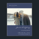 Cartão Postal Marinho Moderno Minimalista Foto Azul Salvar A Dat<br><div class="desc">Anuncie seu dia especial com esta Elegante Photo Save the Date Postcard, apresentando um design limpo e moderno com um pano de fundo azul marinho e espaço para sua foto favorita. Personalize-o com seus nomes, data de casamento, local e site para manter seus convidados informados e animados. Perfeito para casais...</div>