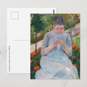 Cartão Postal Mary Cassatt - Menina costurando em um Jardim