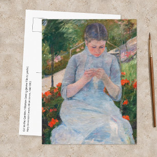 Cartão Postal Mary Cassatt - Menina costurando em um Jardim