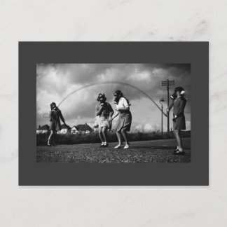 Cartão Postal Máscara de Gás Assustador em Crianças Saltando Cor