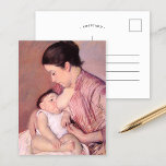 Cartão Postal Maternita | Mary Cassatt<br><div class="desc">Maternita (1890) pela artista impressionista americana Mary Cassatt. Arte original é um pastel no papel que mostra um retrato de uma mãe vestida de rosa amamentando seu bebê. Use as ferramentas de design para adicionar texto personalizado ou personalizar a imagem.</div>