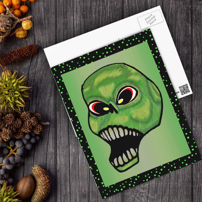 Cartão Postal Mau assustador gritando crânio verde (Creepy screaming green skull with open mouth and red eyes on green and black with dots postcard.)