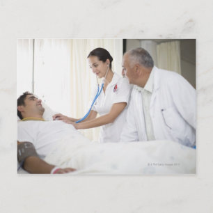 Cartão Postal Médico e enfermeiro que tende ao paciente