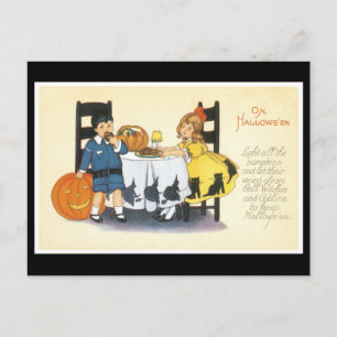 Cartão Postal Menina em um vestido preto de gato de Halloween