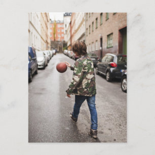 Cartão Postal Menino dirigindo basquete