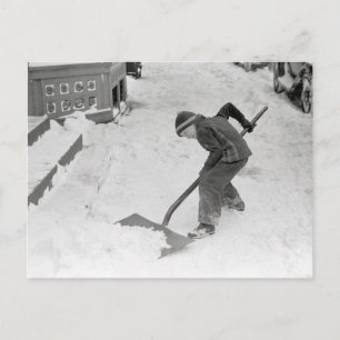 Cartão Postal Menino Removendo Neve, 1940