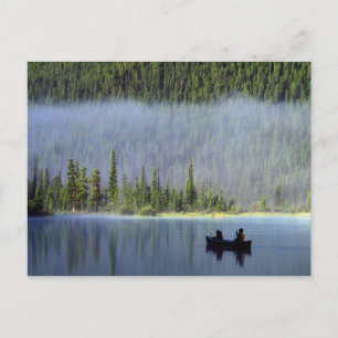 Cartão Postal Meninos pescando de canoa com névoa ao