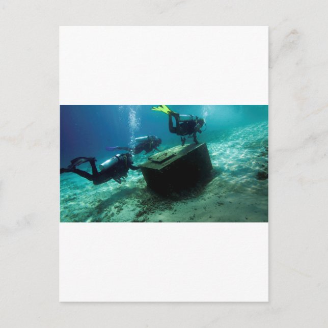 Cartão Postal Mergulhadores submarinos com caixa de tesouro (Frente)