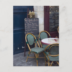 Cartão Postal Mesa de café com cadeiras de cana em Paris, França