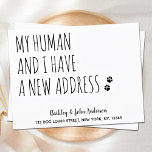 Cartão Postal Meu humano e eu temos um novo endereço, Pet de Cac<br><div class="desc">Meu Humano E Eu Temos Um Novo Endereço! Deixe o seu melhor amigo anunciar sua jogada com este cartão de anúncio giro e engraçado. Personalize os nomes do cão ou gato e o seu novo endereço. Este anúncio em movimento é um imperativo para todos os amantes de cães, amantes de...</div>