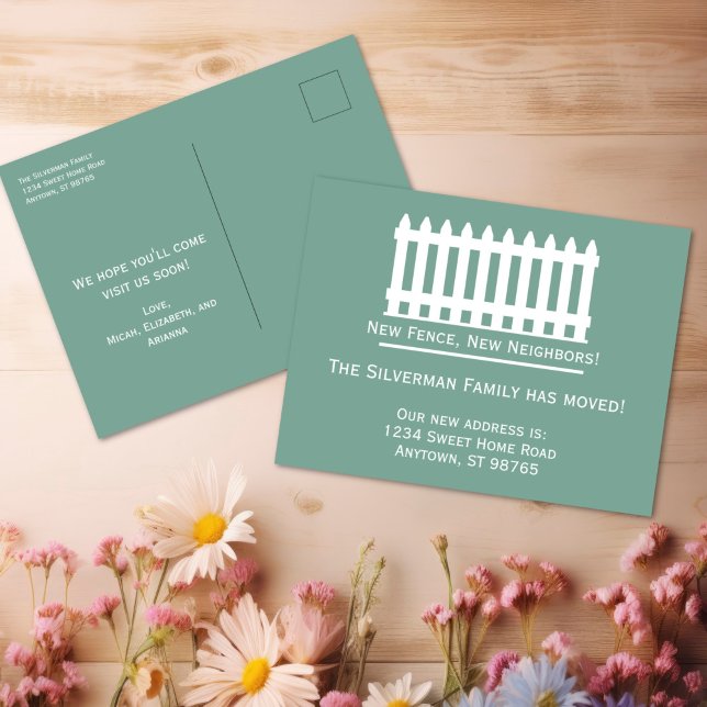Cartão Postal Mínima cerca branca de picete em verde. (Minimalist White Picket Fence on Green We've Moved Postcard
)