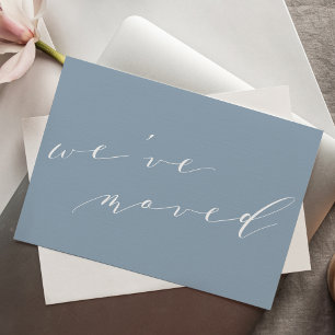 Cartão Postal Minimalista Azul Script Nós Mudamos Nova Casa Muda