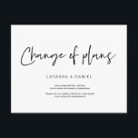 Cartão Postal Mínimo Casual, Mudança de planos, Casamento Adiado<br><div class="desc">Esta é a elegância casual moderna,  na fonte Preta,  convite à Festa de casamento adiado/reagendado/adiado (Mudança de planos). É a maneira perfeita de fazer o anúncio de reagendamento aos seus amigos e familiares.</div>