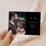 Cartão Postal Mínimo e Chic | Casamento de Foto Preta Obrigado<br><div class="desc">Este elegante e moderno obrigado de casamento que vocês postais apresentam um simples design de texto preto e branco que exude o estilo minimalista,  com sua foto de casamento pessoal favorita. Adicione suas iniciais ou monograma para torná-las completamente suas.</div>